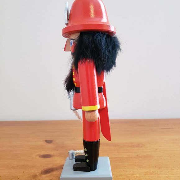 Firefighter nutcracker - Picture 4 of 7